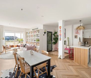 Beautifully Renovated Apartment in the Iconic Goldsbrough Building - Photo 3