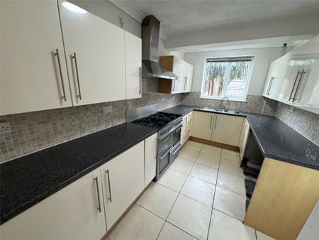 3 Bedroom House - Fort Road, Southampton - Photo 5