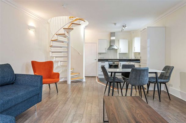 A spacious 3 bedroom duplex apartment, arranged over the upper 2 floors in this central location - Photo 1