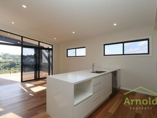Thoughtfully designed 2-bedroom townhouse - Photo 1