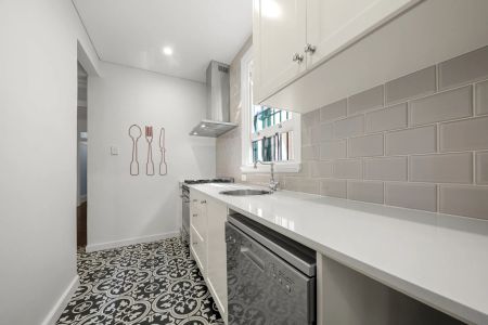 Charming Art-Deco opportunity featuring a tasteful renovation - Photo 4