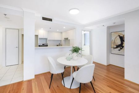 Contemporary apartment with expansive district outlooks - Photo 2