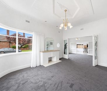 Art Deco Charm & Timeless Elegance - Photo 2