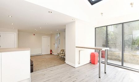 Stylish 4-Bed Ensuite Student House on Vibrant Ecclesall Road - Photo 2