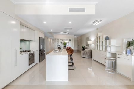 Luxury Waterfront Living in Hope Island Resort - Photo 4