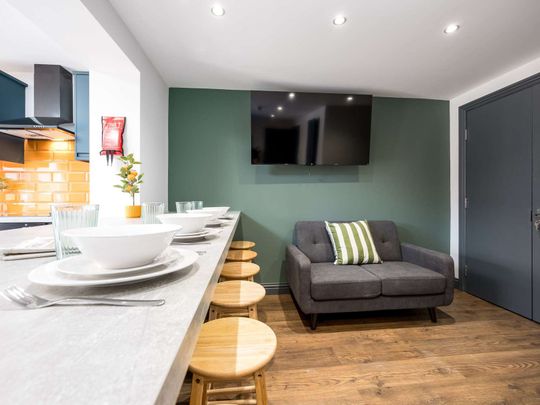 OX Living is proud to present this high-quality 7-bedroom co-living property, perfect for working professionals looking for stylish, stress-free living. Room 6 - Photo 1