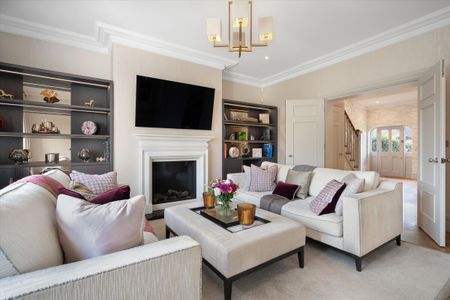 *SHORT LET*<br />Available to let now is this beautifully refurbished townhouse located in a gated development in Winkfield. - Photo 2
