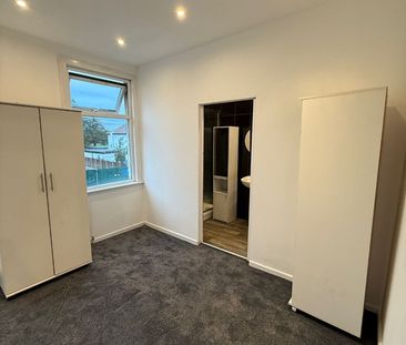 4 Bed Semi-Detached House, Golfe Road, IG1 - Photo 2