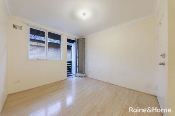 Spacious Three-Bedroom Apartment in a Quiet Hillsdale Street - Photo 1