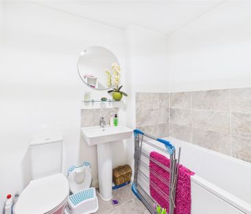 2 bedroom House in Power Close, Wokingham - Photo 4