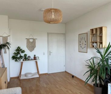 Gepflegte DG-Wohnung mit EINBAUKÜCHE, Balkon und Tageslicht-Bad ab ... - Foto 1