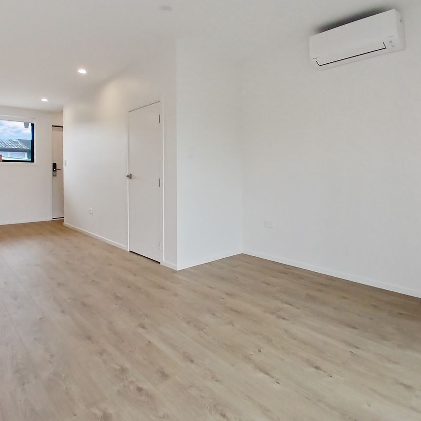 Modern two bedroom townhouse! - Photo 1