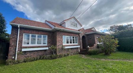 Charm and Character Family home - Photo 2