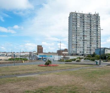 3 bedroom flat to rent - Photo 3