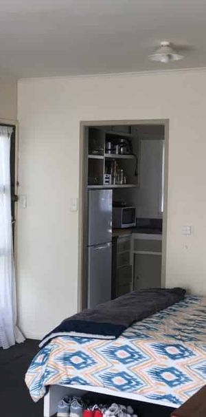 Bed sit close to CBD - Photo 1