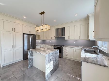 For Lease - 22 Upbound Court, East Gwillimbury, Ontario - Photo 5