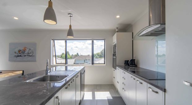 Beautifully Presented Three Bedroom Home - Photo 1