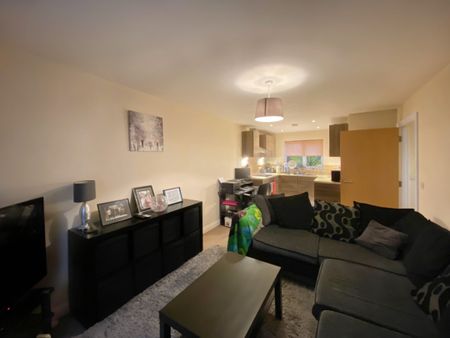 Honey Court, 1 Meadow Road, Farnborough, GU14 - Photo 2