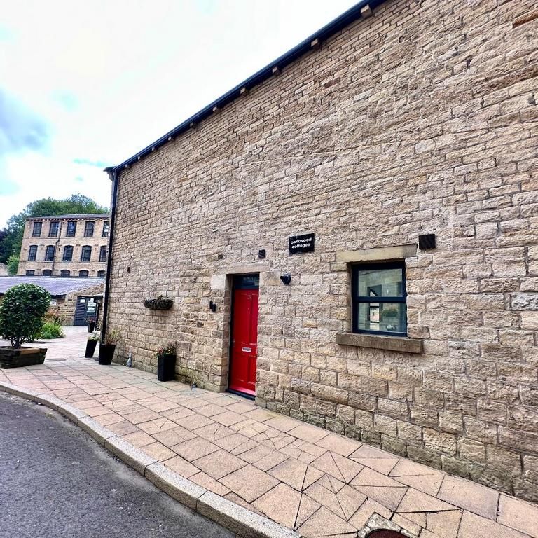 2 bedroom mews to rent - Photo 1