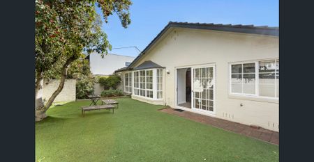 LARGE THREE BEDROOM PROPERTY - Photo 2