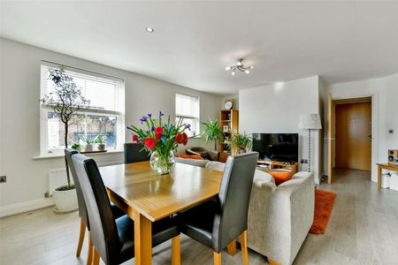 A modern two bedroom executive apartment with parking for two cars located in a gated development within easy reach of Windsor Town Centre. - Photo 4