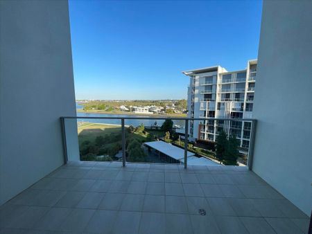 Stylish Top-Floor Apartment in Exclusive Anchorage Apartments - Photo 2