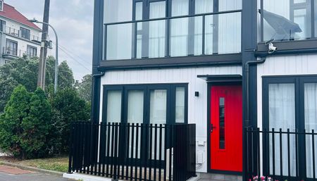 Two Bedroom Townhouse in the Heart of Birkenhead! - Photo 3