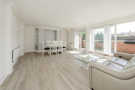 Coliseum Court, Finchley Central, N3 - Photo 2