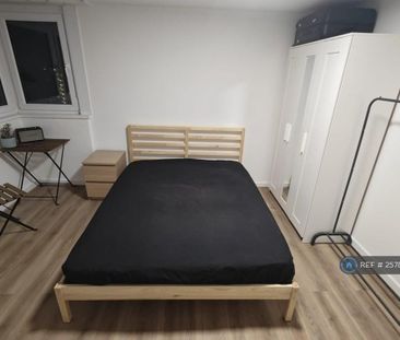 1 bedroom in a flat share to rent - Photo 2