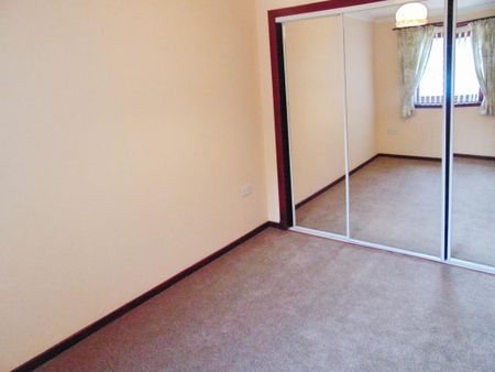 2 bedroom ground floor flat to rent - Photo 2