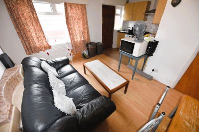 3 bedroom House in Hyde Park, Leeds - Photo 1