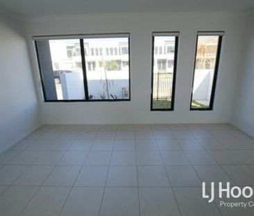 Stunning Townhouse In Perfect Location! - Photo 2