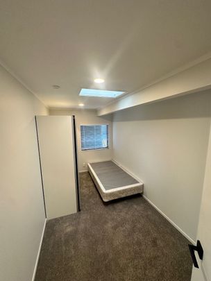 Spacious 3-Bedroom Family Home in Sought-After Mairangi Bay - Photo 1