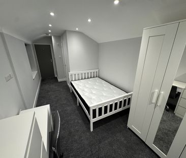 Room in a Shared House, Middle Street, SO14 - Photo 2