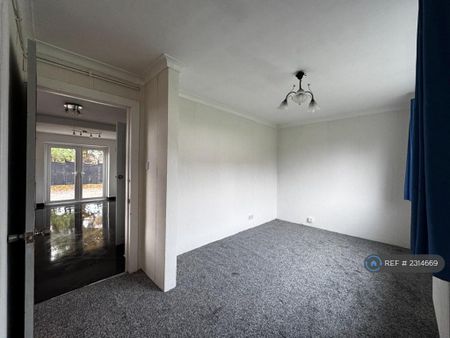 4 bedroom semi-detached house to rent - Photo 5