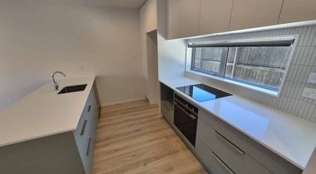 Stylish Townhouse - Photo 4