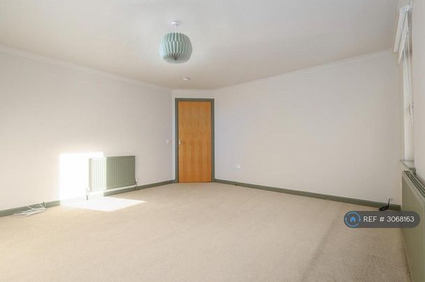 3 bedroom flat to rent - Photo 1