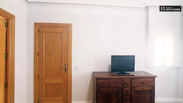 1-bedroom apartment for rent in Cortes, Madrid, bills included. - Photo 1