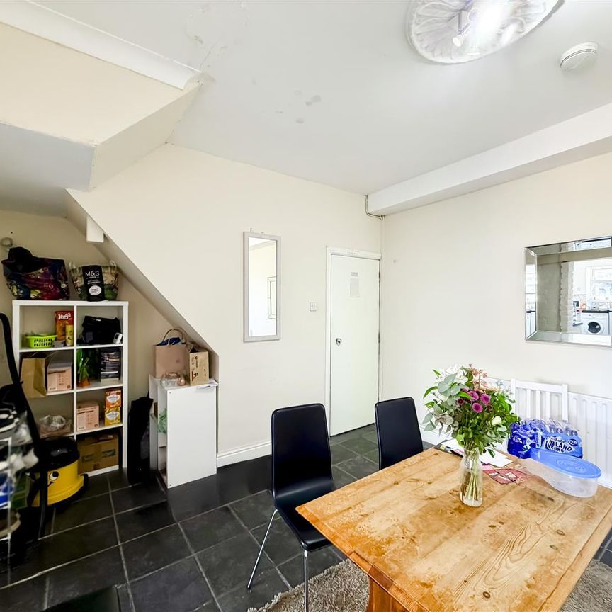 Room For Rent Queen Street, Pontypridd - Photo 1