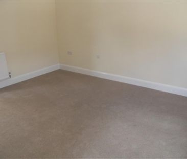 3 bedroom end of terrace house to rent - Photo 2