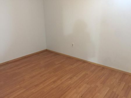 Well Maintained Bungalow 4 bdrms home in Huntington Hills! - Photo 4