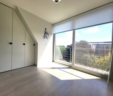 Luxueus dakappartement met 2 slaapkamers en 2 badkamers. - Photo 4