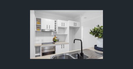 Luxe Apartment with large floorplan and extra large wrap-around balcony - Photo 5