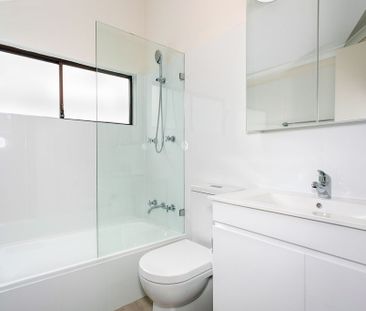 Beautifully Renovated Three Bedroom Townhouse - Photo 6