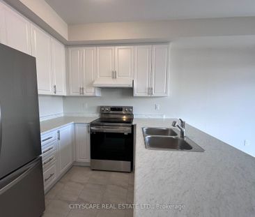 Townhouse For Lease | X8120112 - Photo 4