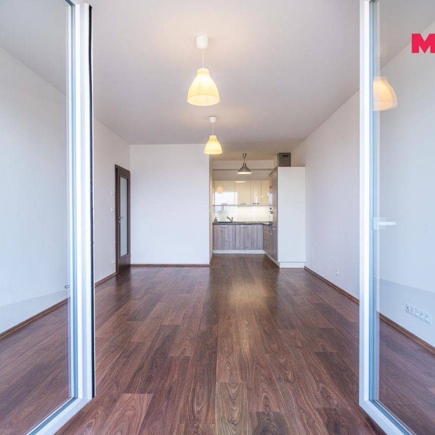 Pronájem bytu 2+kk 60 m², Hlučkova 813, Praha - Photo 1