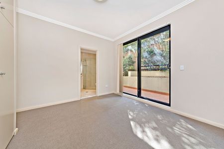Oversized Ground-Floor Apartment with Large Courtyard in a Quiet Tree-Lined Street - Photo 2