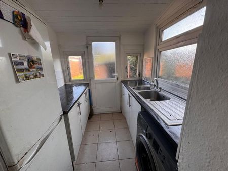 3 bedroom semi-detached house to rent - Photo 2