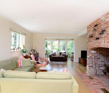 4 bedroom detached house to rent - Photo 3