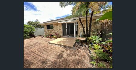 Renovated Duplex - Air Conditioned Living + Two Bedrooms - Photo 2